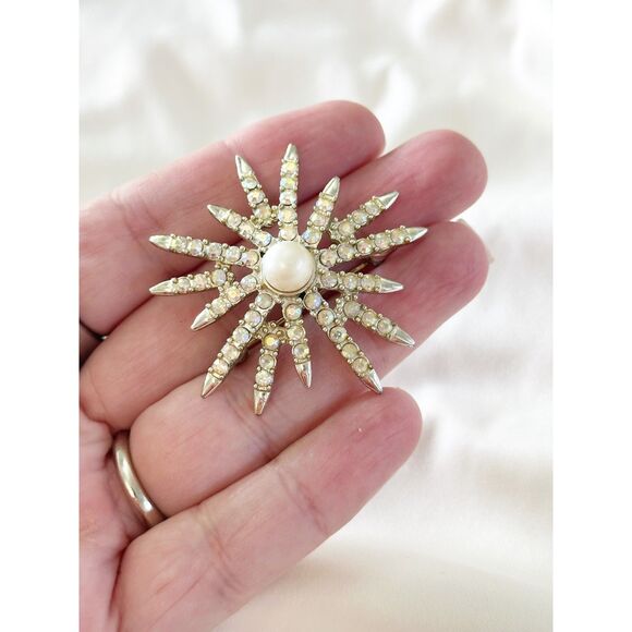 Vintage Jewelry - Aurora Borealis Rhinestone Starburst Brooch celestial jewelry